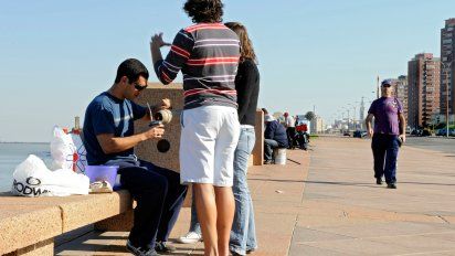 Cuando el calor arrecia los montevideanos se vuelvan masivamente a la rambla
