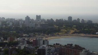 Foto: canal 10. Vista aérea de Montevideo, pasadas las 8:00 horas de este viernes.