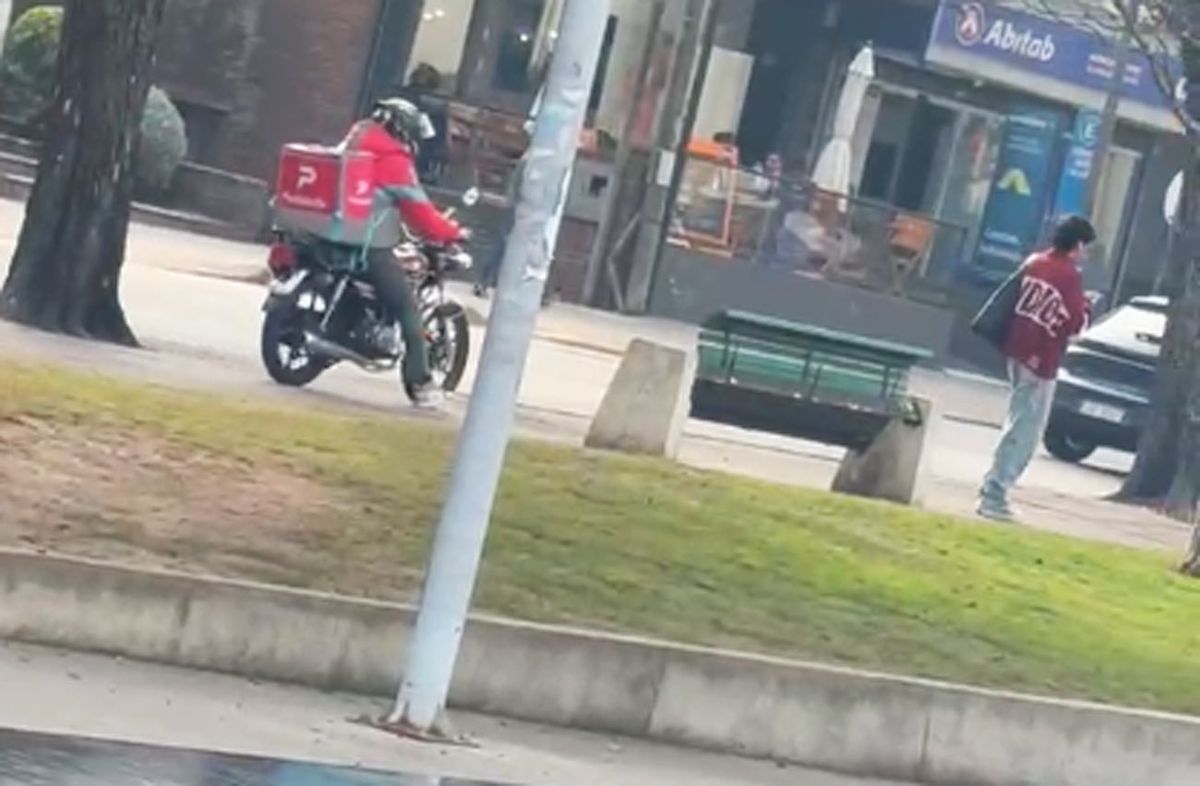 Por la vereda, en moto y con uniforme de delivery, delincuente arrebató un celular en Punta Carretas: quedó filmado
