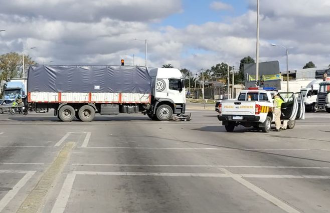 La moto y el camión en el lugar del accidente. Foto: Policía Caminera.