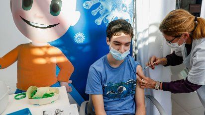 Foto: vacunación a adolescentes en Israel. Archivo/AFP