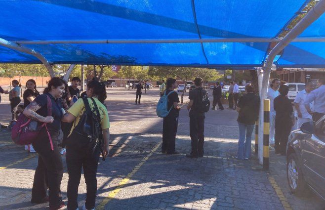 Foto cedida a Subrayado. Empleados y clientes de Portones Shopping evacuados.
