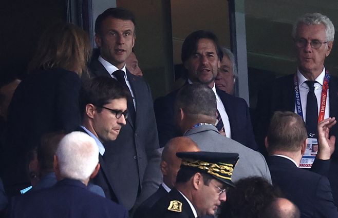 Lacalle Pou mirando el partido de Los Teros ante Francia. Foto: AFP