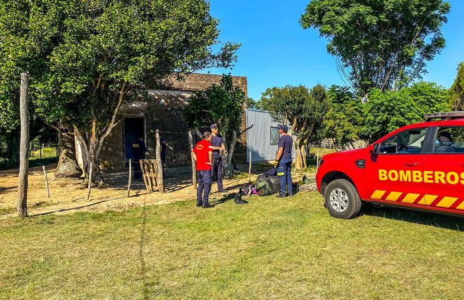 La foto de Sentinela 24 muestra a Bomberos trabajando en el rescate del cuerpo