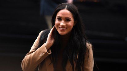 demanda de meghan markle contra tabloide britanico, aplazada hasta el otono de 2021