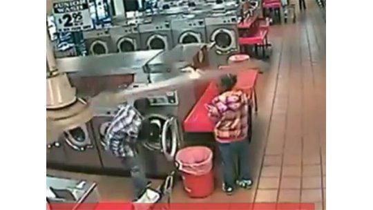 Increíble: metió a su hijo al lavarropas y casi lo mata