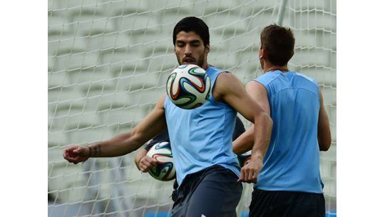 FIFA dice que fue un error y aclara que Suárez no puede entrenar