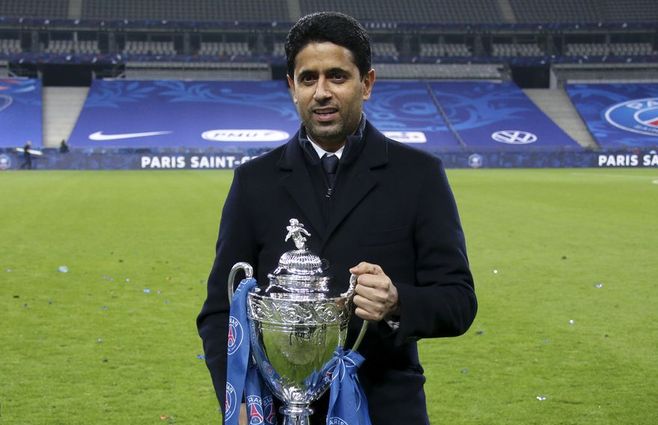El presidente del PSG, Nasser Al Khelaifi, celebra tras la obtención de la Copa de Francia, que Paris Saint-Germain le ganó a Monaco en el Stade de France el 19 de mayo pasado