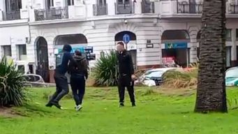 un bulgaro de 54 anos fue apunalado en la espalda en un incidente sobre los canteros de plaza independencia