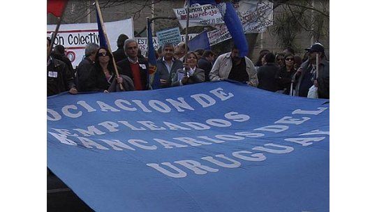 Bancarios protestaron contra convenio que propone el gobierno