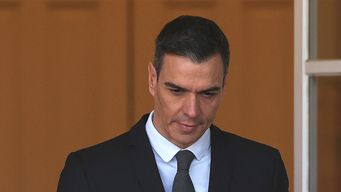 el jefe de gobierno espanol anunciara el lunes si renuncia por investigacion contra su esposa