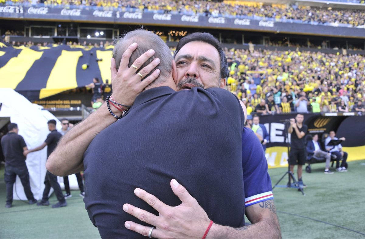 El saludo de Aguirre y Recoba antes de que arrancara el partido. Foto: Foco UY