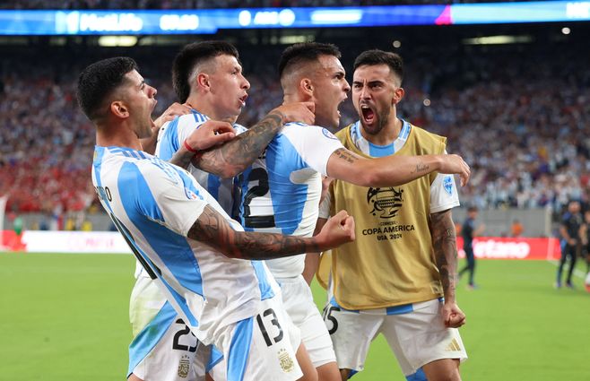 Argentina celebra el gol agónico ante Chile. Foto: AFP-