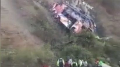 al menos 29 muertos al caer un omnibus al abismo en ruta de peru