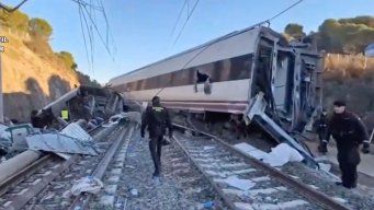 Así quedaron los trenes tras impactar de frente. Foto: Guardia Civil, Ministerio del Interior (AFP).
