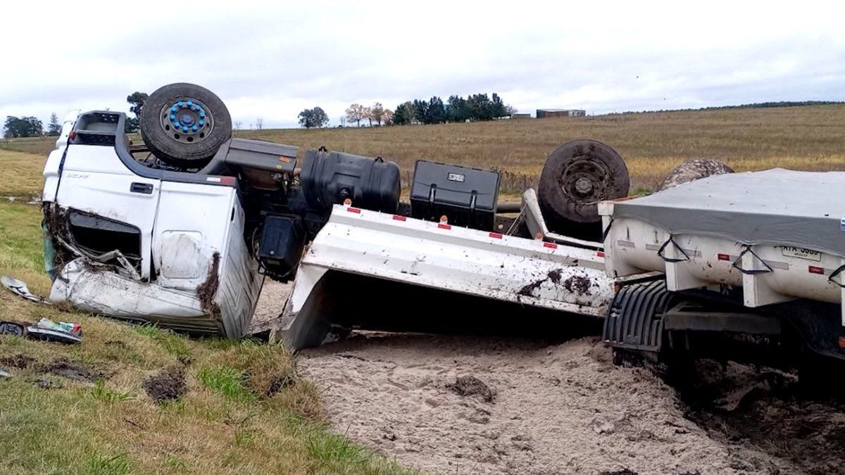 Camión cargado con arena volcó y la cabina quedó ruedas para arriba; su conductor resultó lesionado