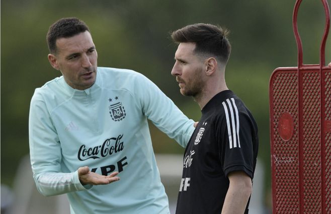 Scaloni con Messi en un entrenamiento. (AFP).