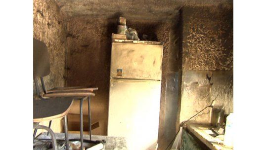 Madre de ocho hijos perdió todo al incendiarse su casa