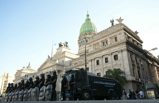 Manifestaciones afura del Congreso en Argentina. Foto: AFP