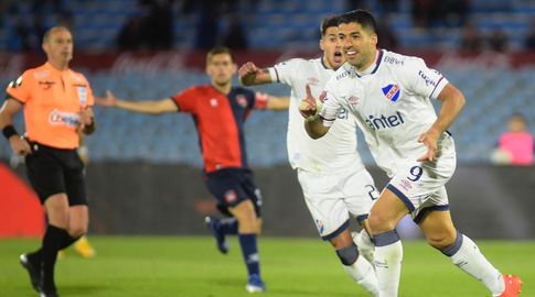 Con el partido entre Albion y Torque, volvió el fútbol uruguayo