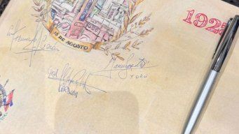 La firma del presidente Yamandú Orsi en el libro de honor por los 100 años de la institución. Foto: Valeria De Los Santos.