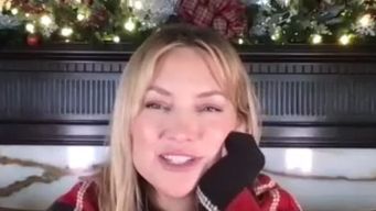 la actriz estadounidense kate hudson dialogo con subrayado sobre song song blue: sueno inquebrantable