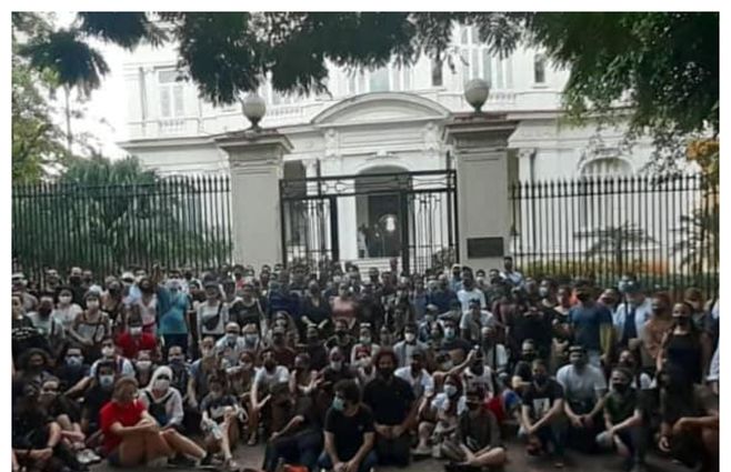El Movimiento San Isidro, firmado mayormente por artistas disidentes nacidos en los años en los años del período especial, en los años 90 y posteriores.
