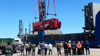 Foto: Martín Abreu, Subrayado. Descarga de las locomotoras este lunes en el puerto de Montevideo.