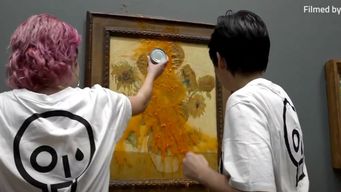 arrojaron sopa sobre el famoso cuadro los girasoles de van gogh en museo de londres