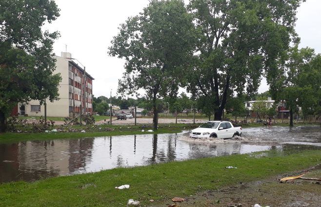 Foto: (Beatríz Martínez). Calle inundada por las lluvias de este miércoles 2 de enero. José Pedro Varela y camino Corrales.