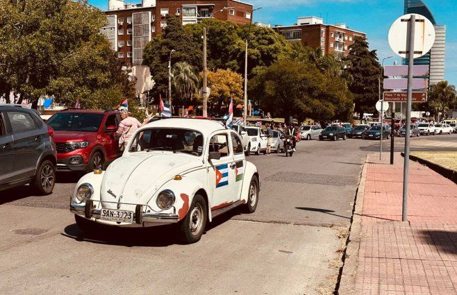 Realizan caravana hacia el Palacio Legislativo en solidaridad con Cuba. Fotos: Yanina Gasañol, Subrayado.