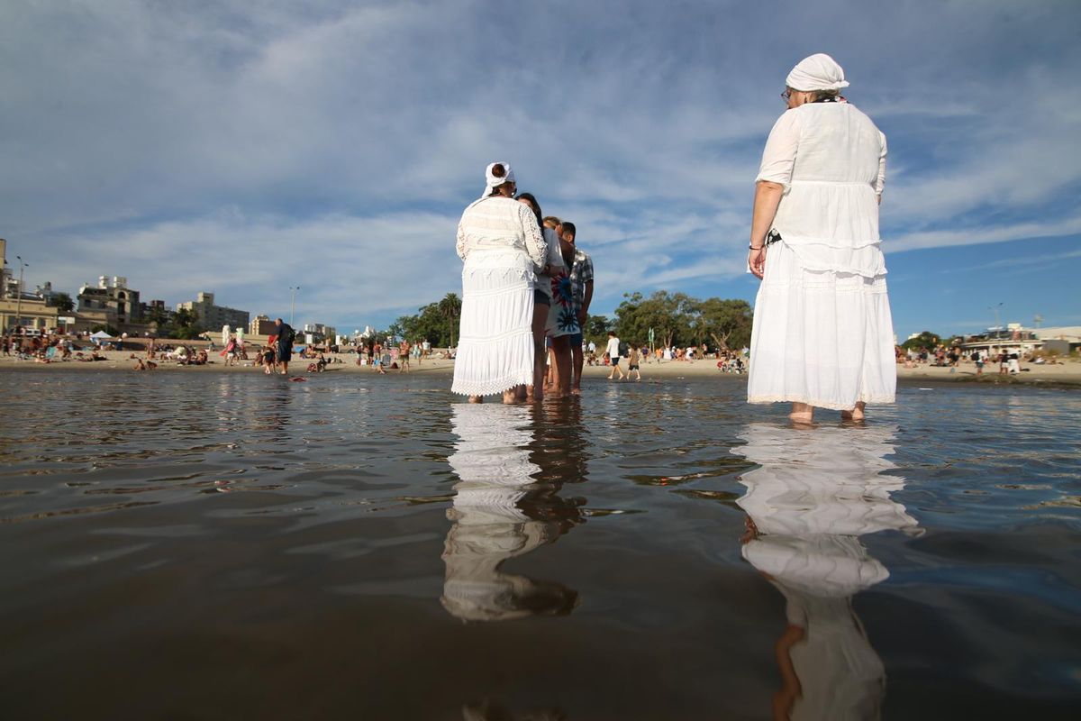 Allí, desde la mañana de este viernes, se reunieron fieles, seguidores y curiosos para un culto que tuvo su punto más alto al caer la tarde. Foto: Foco UY