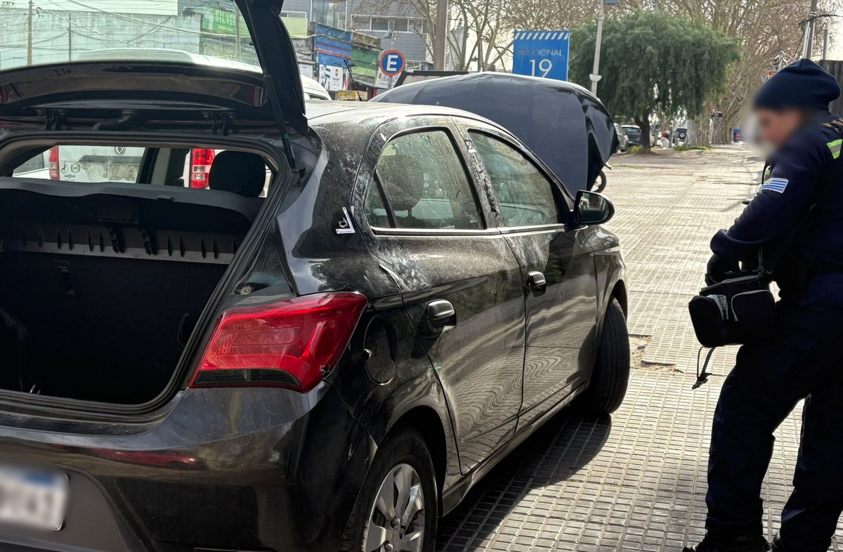 Foto: Subrayado. El auto de la conductora de aplicación es periciado por Policía Científica.