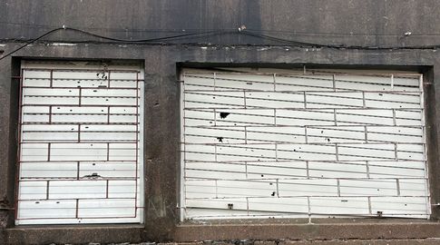 La venta con los impactos de bala en la casa donde estaba el bebé.&nbsp;