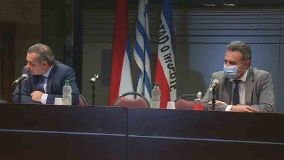 Álvaro Delgado y Daniel Salinas tras la comisión de salud del Senado, el 5 de enero.