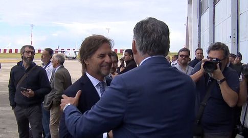 Orsi y Lacalle Pou se encontraron en la presentación de los Super Tucano para la Fuerza Aérea y juntos cortaron la cinta