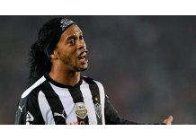 Ronaldinho confirma que se retira del fútbol y organiza una gran despedida