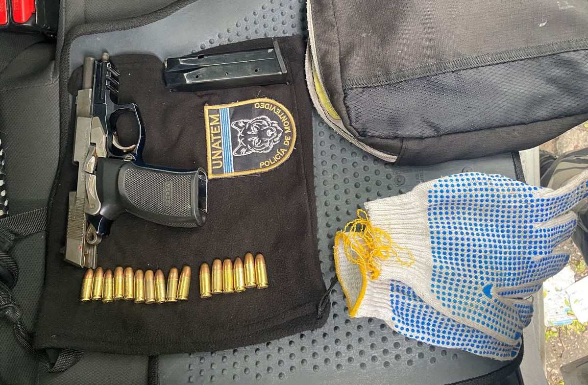 Foto cedida a Subrayado. Arma incautada, además de municiones y guantes. Foto cedida a Subrayado. Arma incautada, además de municiones y guantes.