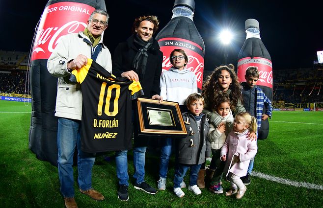 Peñarol homenajeó a Diego Forlán por su anunciado retiro del fútbol. Aquí junto a Fernando Morena, otro ídolo del club, a cargo de las relaciones institucionales