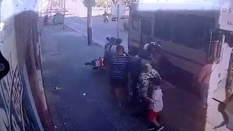 malvin: mujer bajo de un omnibus y freno a un rapinero que intentaba robar la moto a un hombre