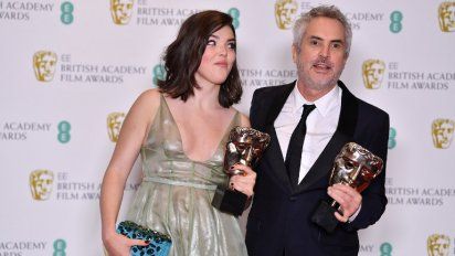 Cuarón y su hermana Tessa en la entrega de los Bafta. Roma es una película que trata sobre la vida familiar de ambos en el México de los años 70 y 80.&nbsp;