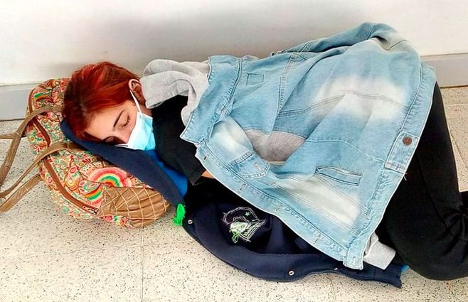 Lara en el piso del hospital de Santa Fe