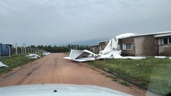 destrozos en el batallon 13 de durazno por temporal: volaron techos y hubo danos en mobiliario