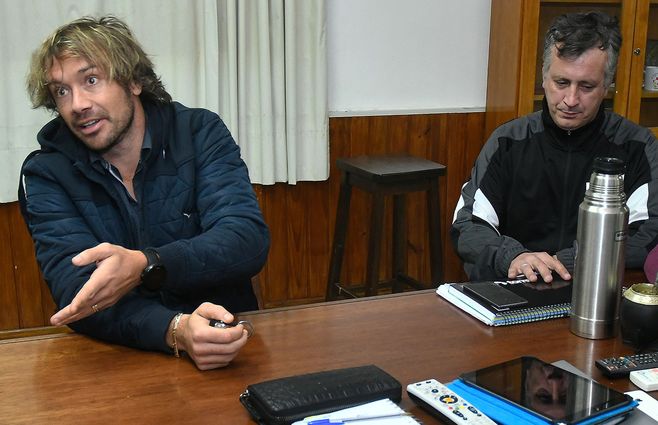 FOTO: Lugano en la reunión con la Mutual, el gremio de los árbitros y OFI, miércoles de noche.