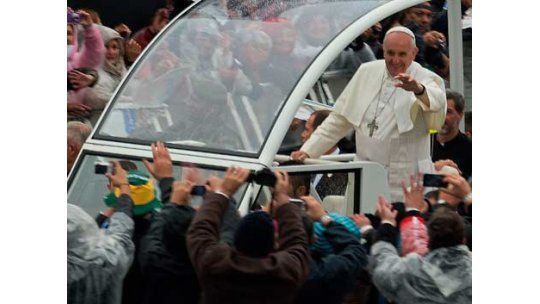 Francisco da su primera misa multitudinaria en Latinoamérica