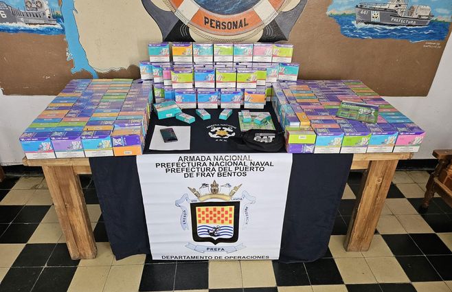 Los cigarrillos electrónicos incautados por la Prefectura de Fray Bentos. Foto: Armada Nacional.