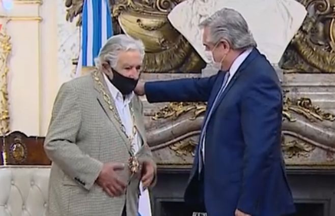 José Mujica recibe la condecoración de manos del presidente Alberto Fernández.