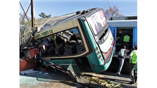 Once fallecidos tras accidente entre ómnibus y trenes en Bs. As