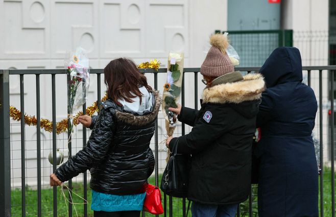 Francia. Personas colocan flores ante la casa donde ocurrió la tragedia. AFP.