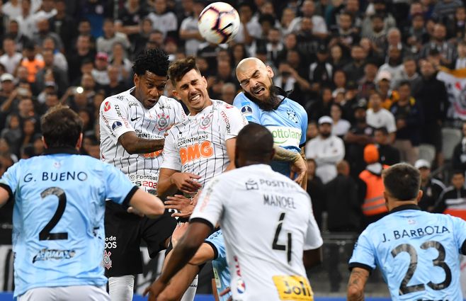 Damian Macaluso se mide en las alturas con Danilo Avelar y Gil de Corinthians. Fue en el partido jugado en San Pablo la pasada semana.&nbsp;